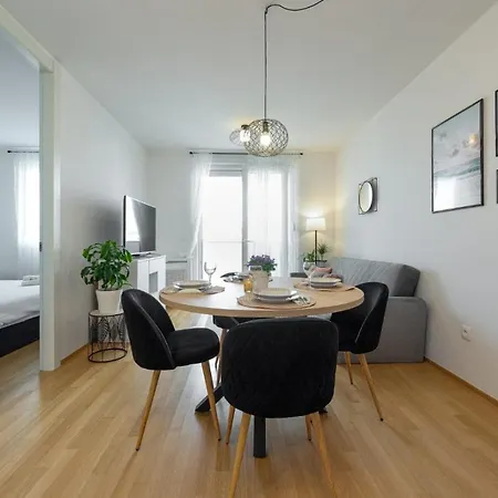 Apartment Lovely - With Parking And Balcony *