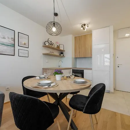 Lovely - With Parking And Balcony Apartment *