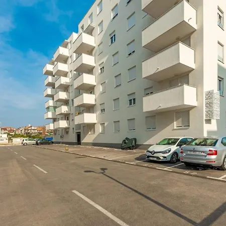 Lovely - With Parking And Balcony *