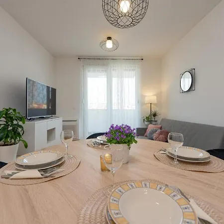 Apartment Lovely - With Parking And Balcony