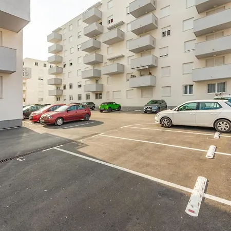 Apartment Lovely - With Parking And Balcony Zadar