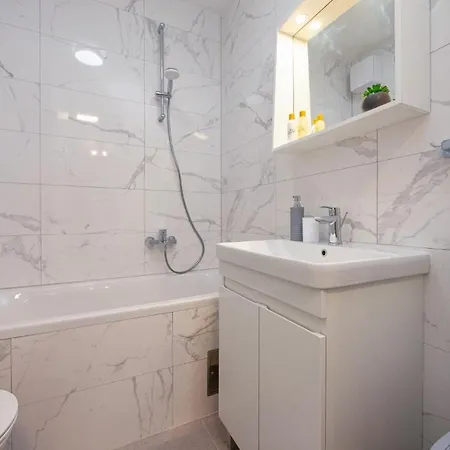 Lovely - With Parking And Balcony * Zara